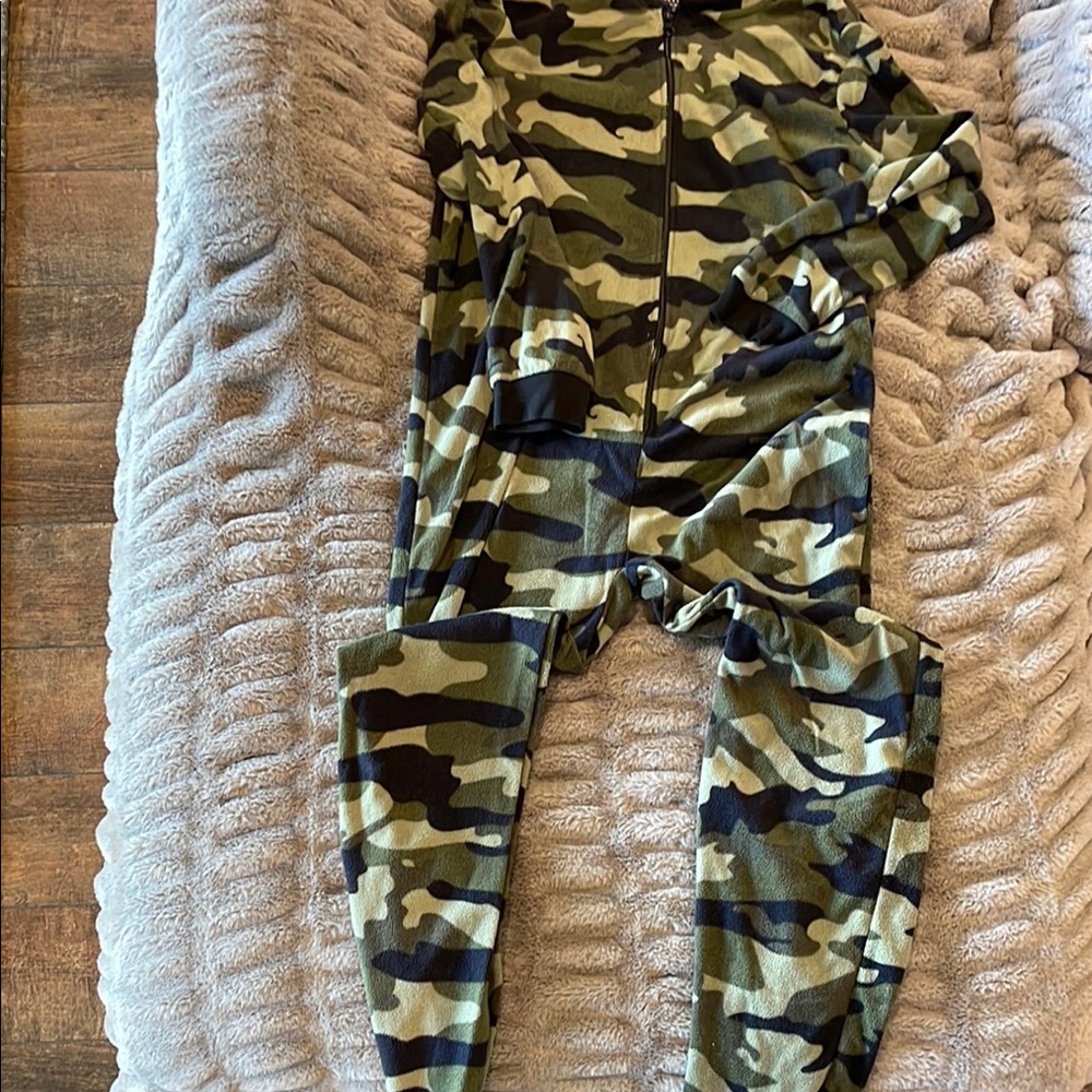 Prince of Sleep Camouflage Zip-Up Onesie in size Mediume 14/16. Excellent cond!